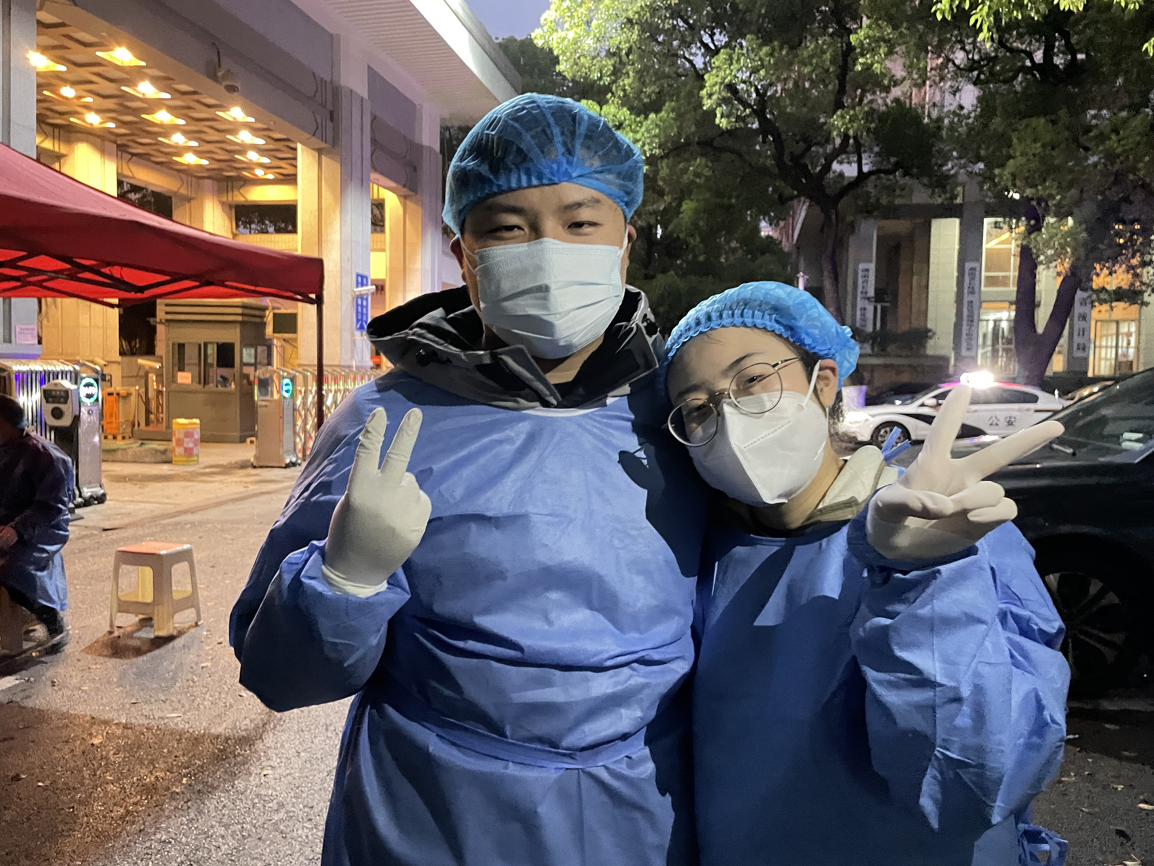 交班间隙，白明鑫与妻子曹嘉怡深情相拥。长沙晚报通讯员 钟鹏慧摄