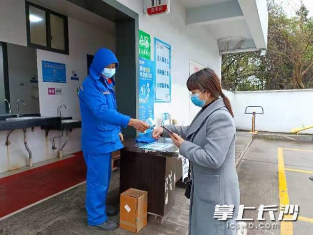 中国石化长沙石油加油站的员工做好疫情防控工作。  通讯员 段李俊 供图