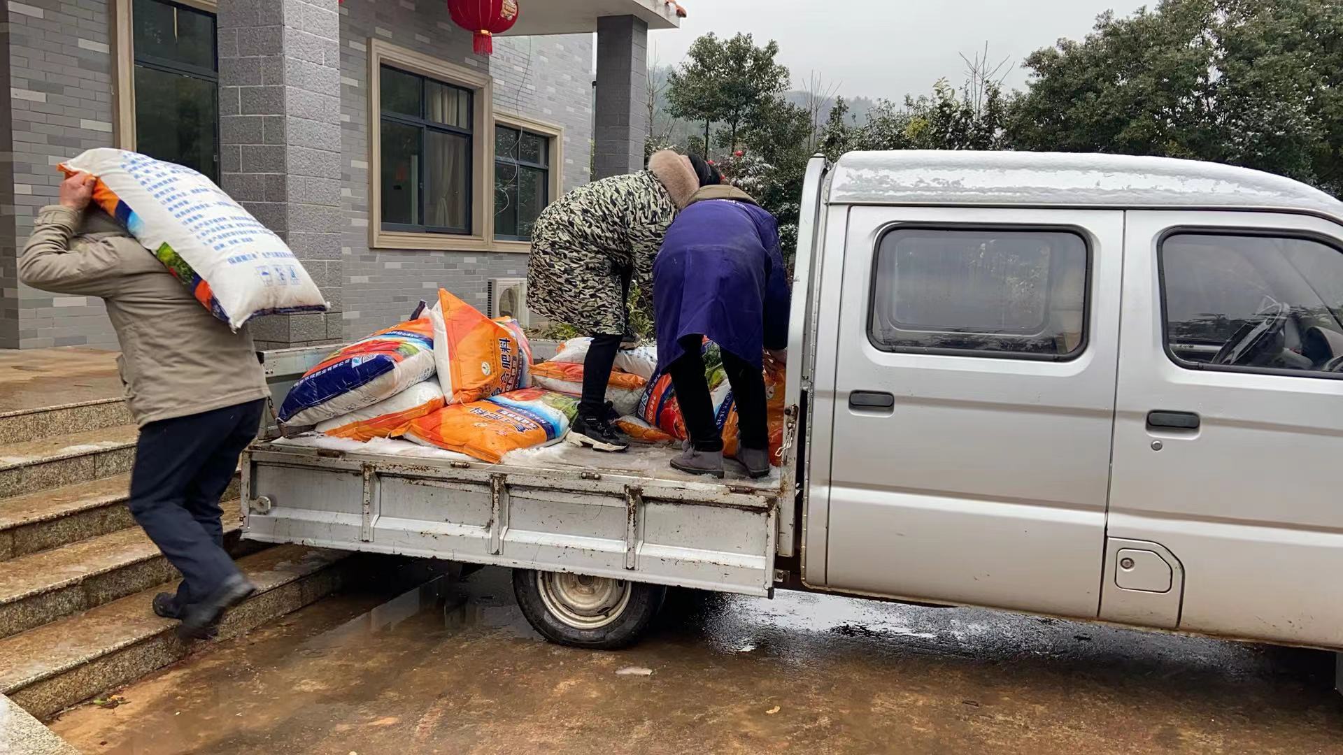 望城区供销社储备化肥投入市场，送肥上门。