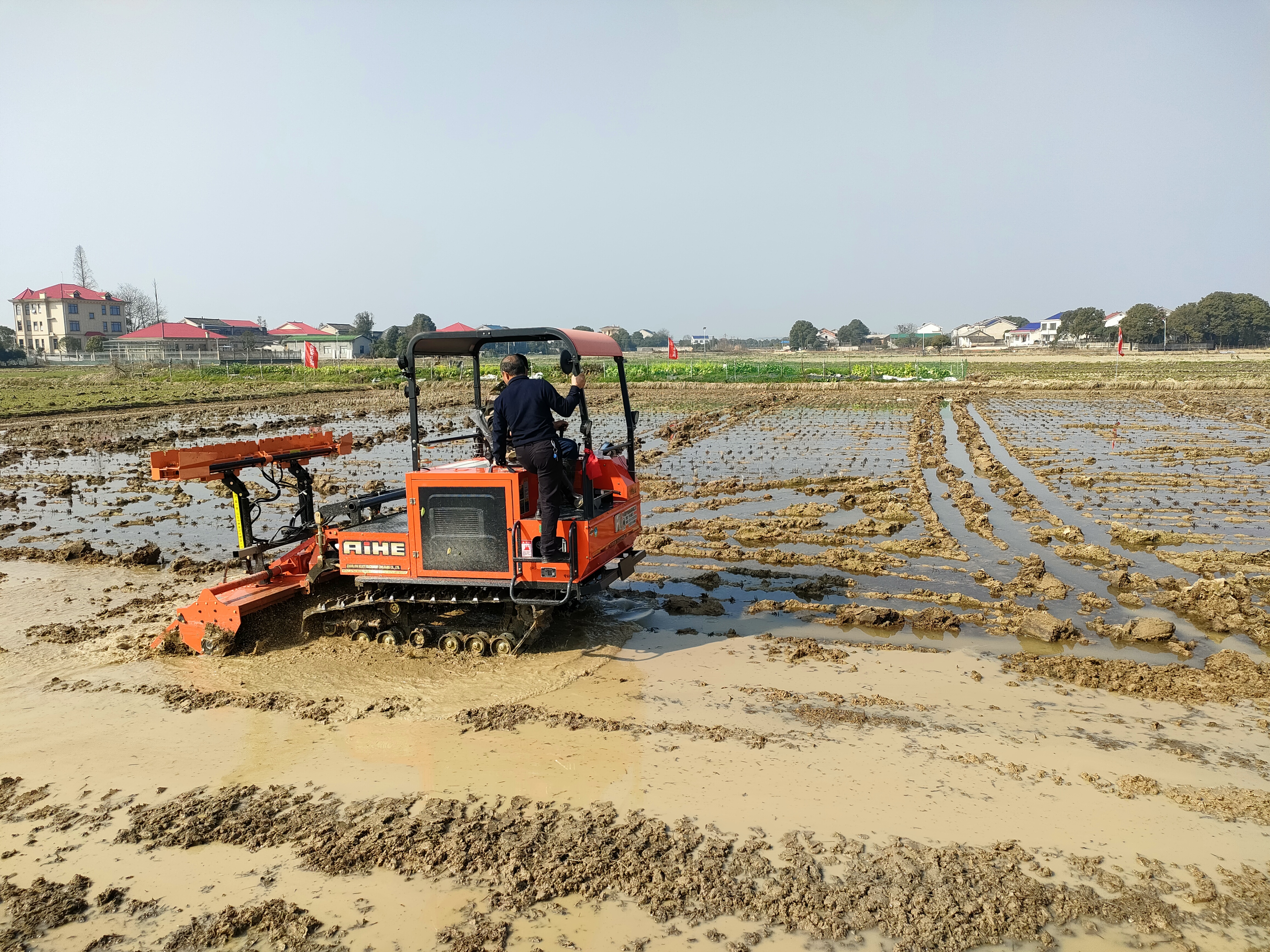 宁乡市供销社金达农机专业合作社为回龙铺镇、双江口镇种粮大户提供机耕机插服务。