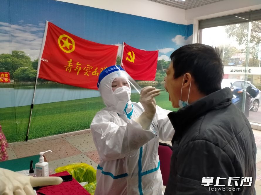 宁乡市卫健局青年突击队和双凫铺镇青年突击队为居民开展核酸检测。均为通讯员 厉艳佳 供图