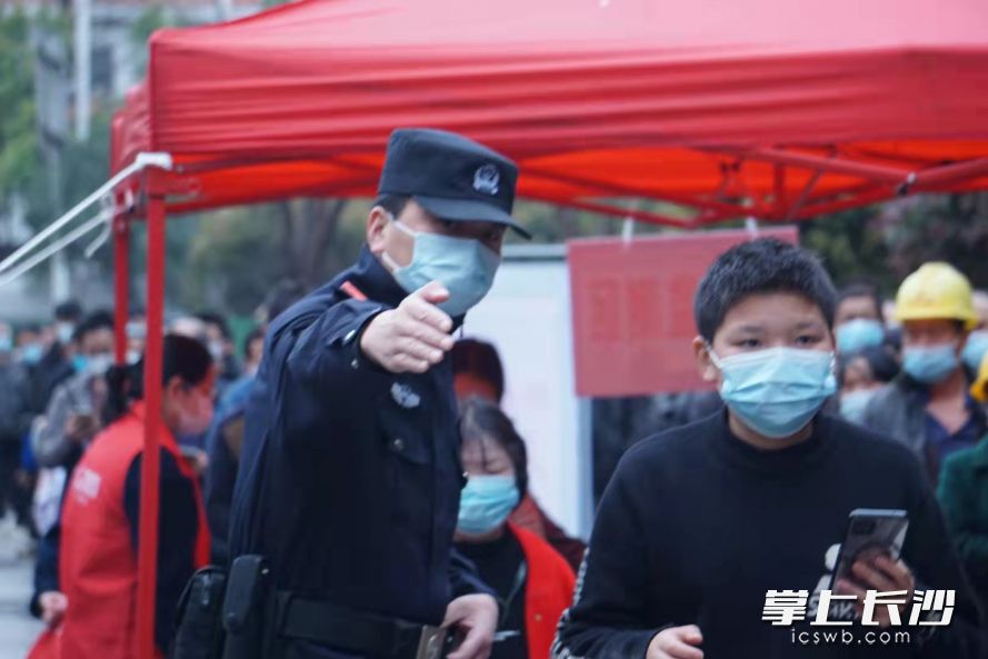 长沙市公安局特巡警支队青年突击队投入疫情防控一线。