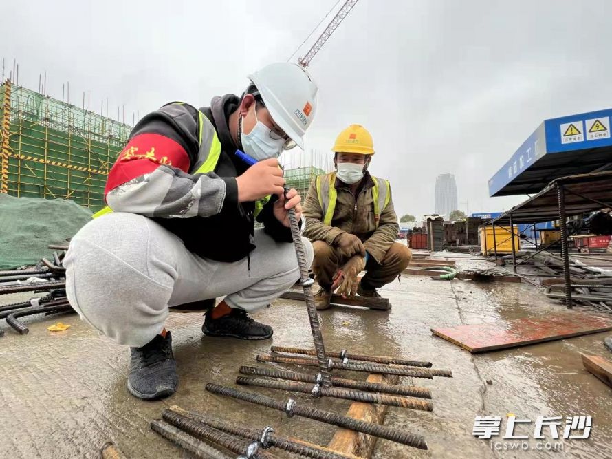 沙坪建设金霞·阳光里项目青年突击队奋战在建设现场。