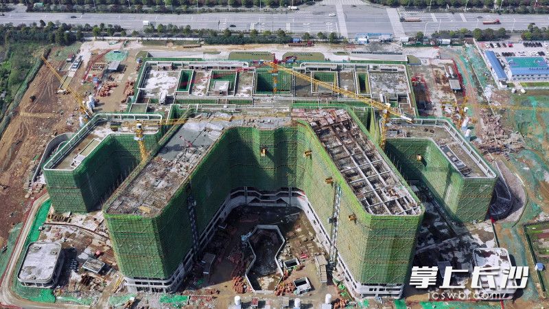望城区人民医院整体搬迁项目总建筑面积14.98万平方米，标准床位800个，预计2023年底完成建设。长沙晚报全媒体记者 王志伟 通讯员 刘军 摄影报道