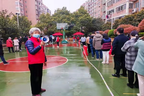 近日，这位银发老人深受感染也来勇当志愿者，用小喇叭维护现场秩序。长沙晚报通讯员 邹斯 供图