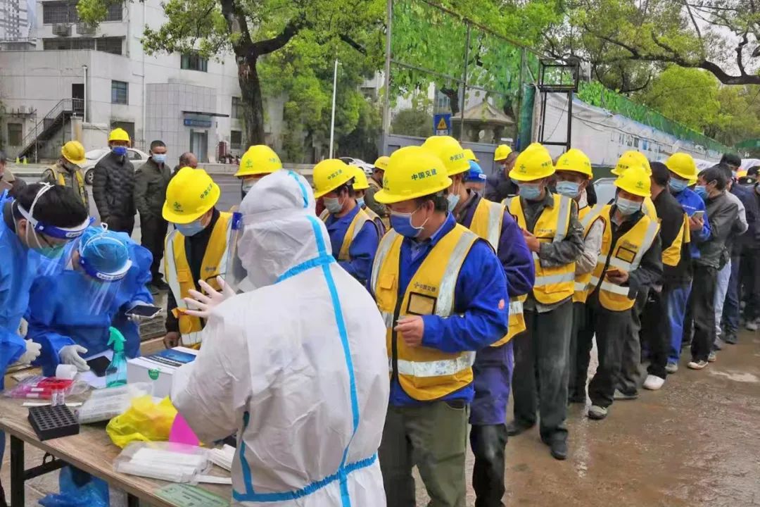 6号线施工人员正在排队进行核酸采样。
