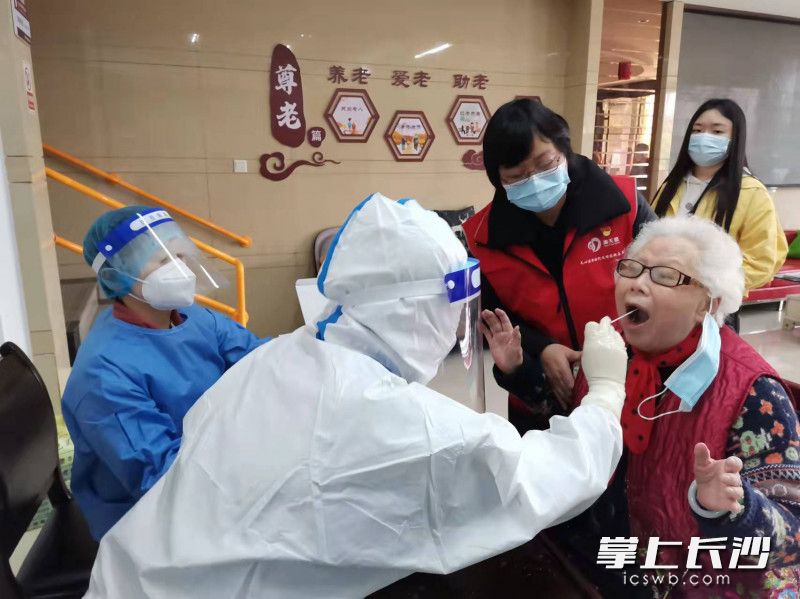 桂花坪“满天星”党员志愿者护送老年人走绿色通道进行检测。长沙晚报通讯员 曹晓祎 供图