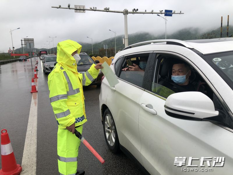 在高速公路进入宁乡市的入口设置了疫情防控检测点，工作人员正在对过往车辆和人员进行检测。长沙晚报全媒体记者 张禹 通讯员 吴敏 摄影报道