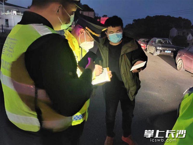 虽然夜幕低垂，在高速公路进入宁乡市入口设置的疫情防控检测点，工作人员还在认真对过往车辆和人员进行检测。长沙晚报全媒体记者 张禹 通讯员 吴敏 摄影报道