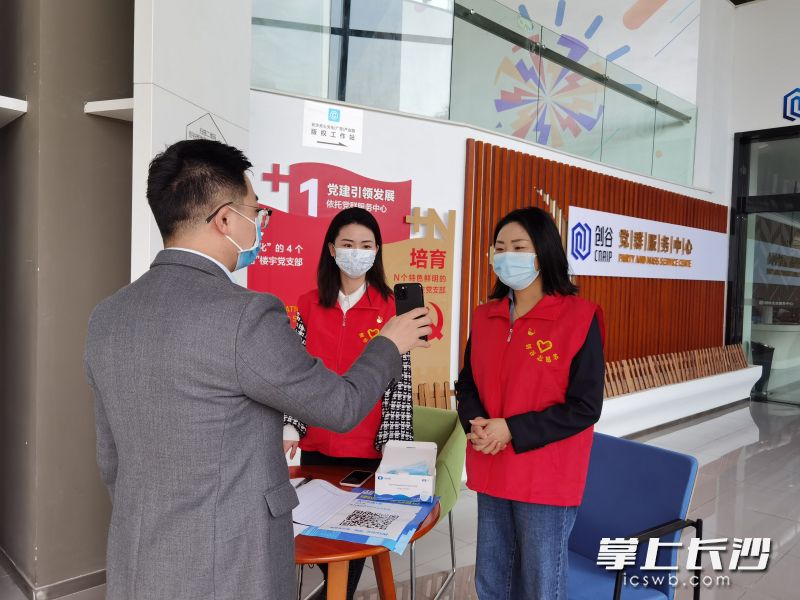 志愿者做好疫情防控。长沙晚报通讯员 郑娜 供图