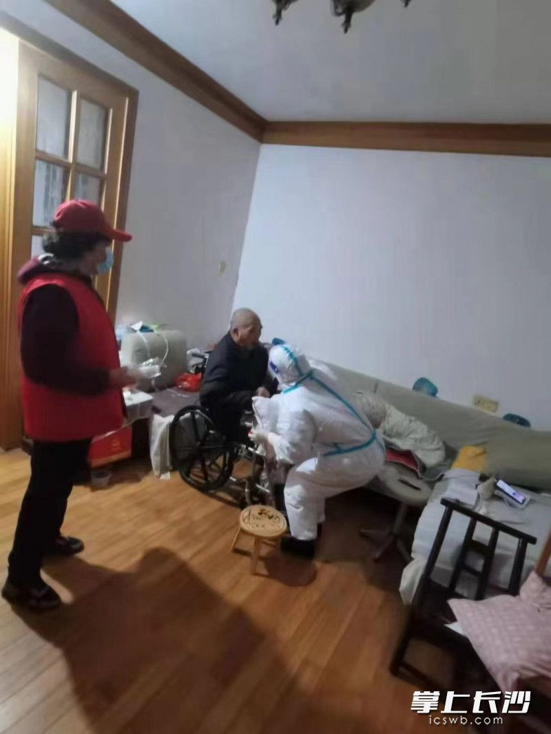 郭晶华和检测人员上门为老人做核酸。长沙晚报通讯员 谭诗雅 供图