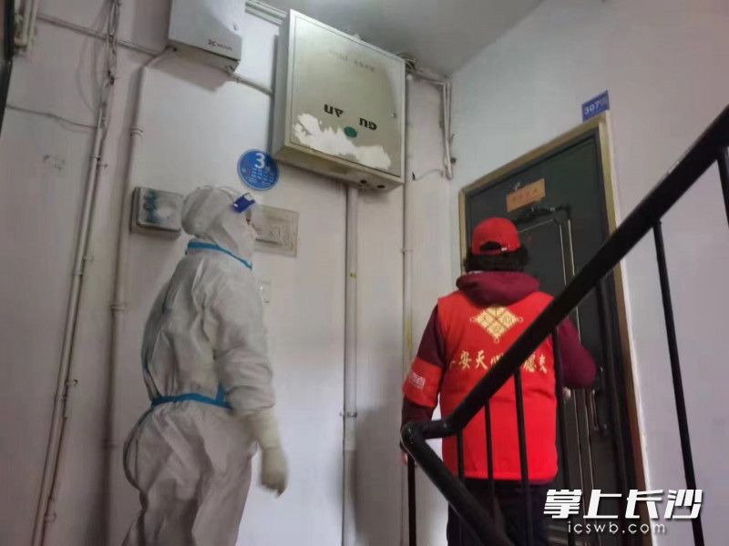 郭晶华带着检测人员上门做核酸。长沙晚报通讯员 谭诗雅 供图