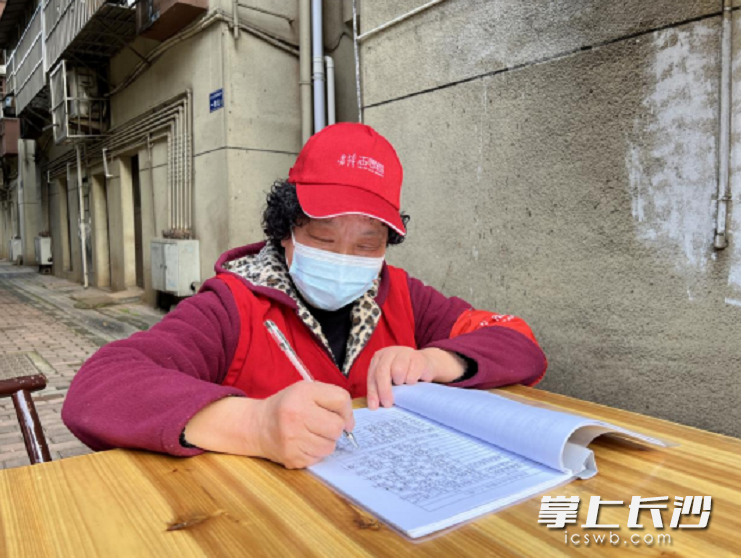 郭晶华对困难群众有一本账，能一门清。长沙晚报全媒体记者 王斌 摄
