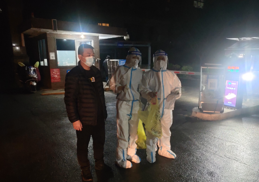 龙象凌晨1时还在小区安排上户采样，运送物资。长沙晚报通讯员 陈曼曼 供图