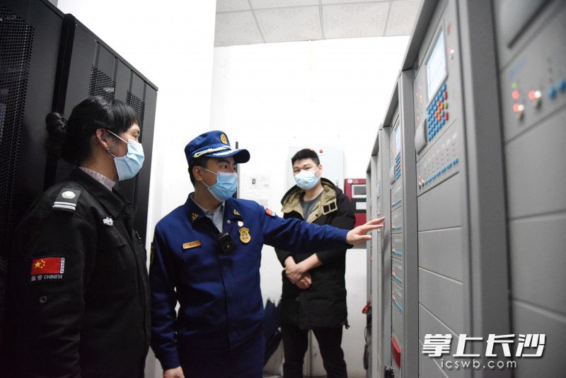 在消防控制室，消防监督员对值班人员进行指导。均为长沙晚报全媒体记者 刘琦 摄