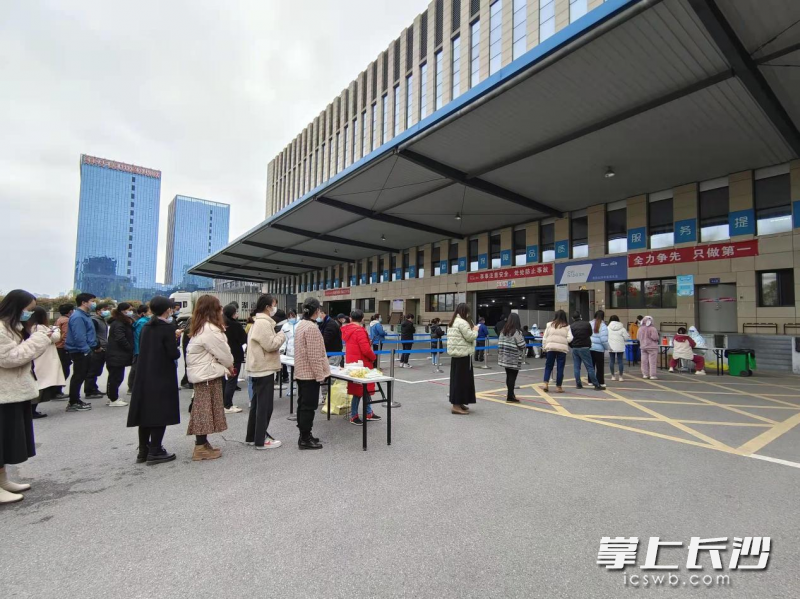 英氏控股集团核酸检测现场。均为长沙晚报通讯员 刘麒摄