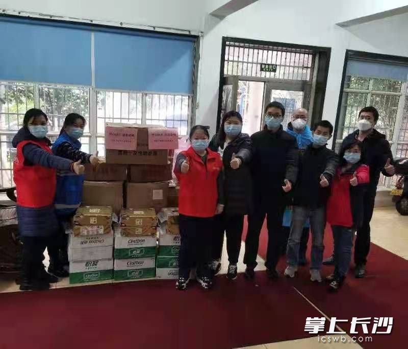 今日下午，首批援助抗疫物资已经运抵水院社区。 全媒体记者 王建刚 摄