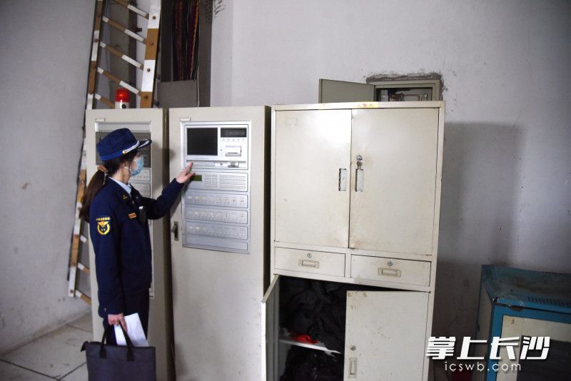 消防控制室主机处于瘫痪状态，无法使用。