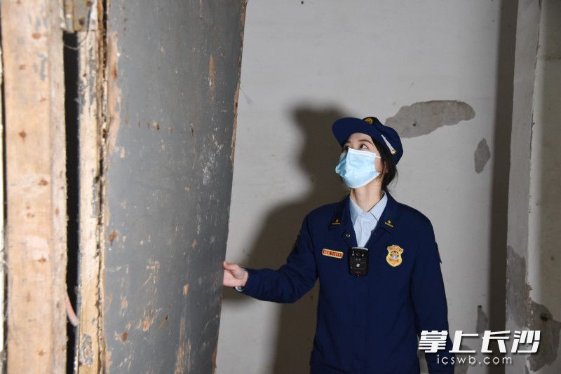 地下车库内，多处防火门损坏。
