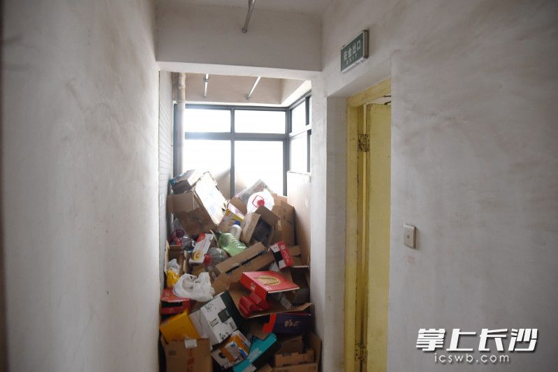 小区内，部分楼层堆积了大量易燃可燃杂物。