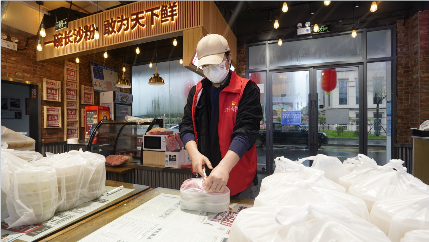 按防疫需求，王浩然将快餐仔细打包，整装待发。长沙晚报通讯员 胡美俐摄