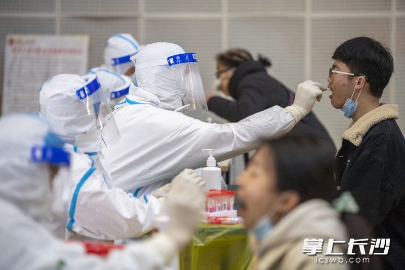 萨利为湖南工商大学师生进行核酸检测采样。