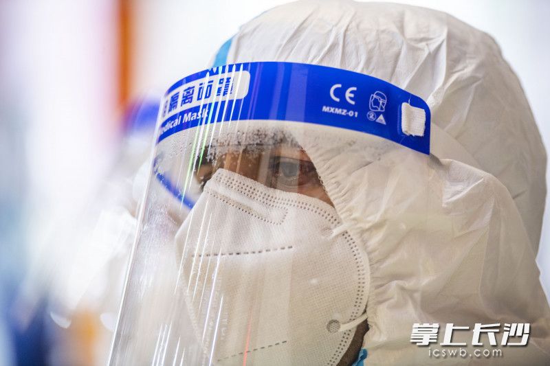 戴着医用隔离面罩的代宇。