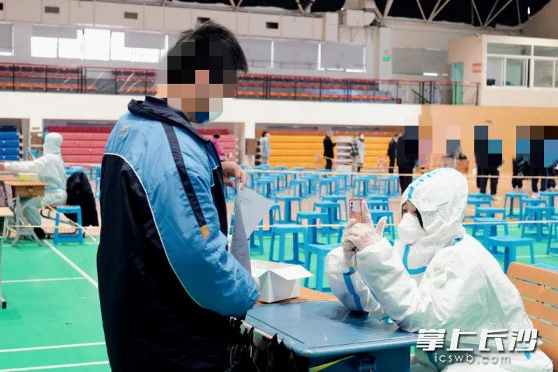 工作中的长郡体育老师。