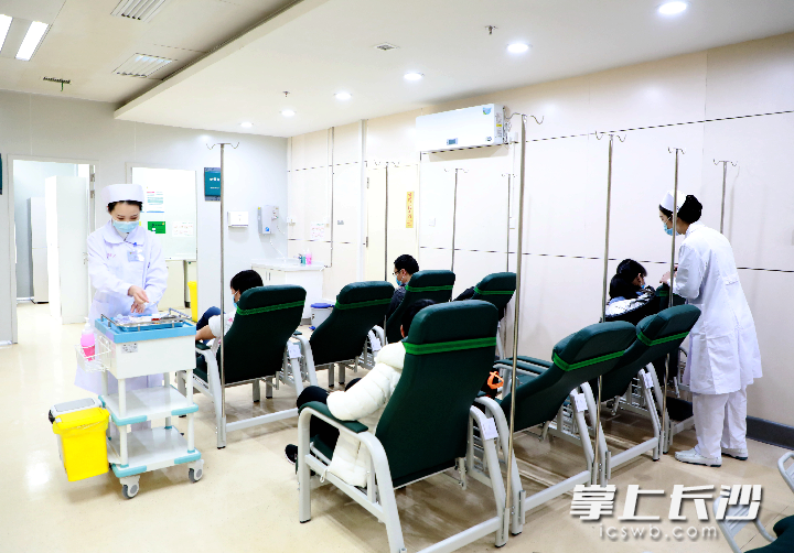 4月2日，中南大学湘雅医院开通湖南省首个门诊放化疗中心。  医院供图