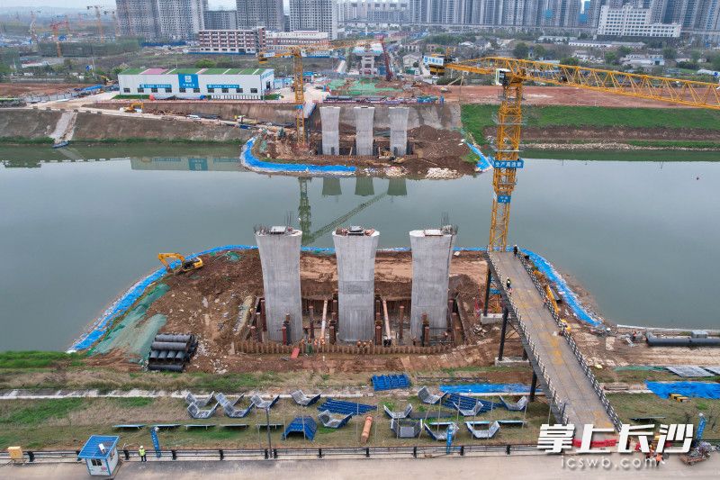 日前，金桂路跨浏阳河大桥顺利完成主桥墩柱建设，在确保安全度汛同时保证项目汛期施工不受影响。长沙晚报全媒体记者 王志伟 通讯员 周艳 陈苹 摄影报道