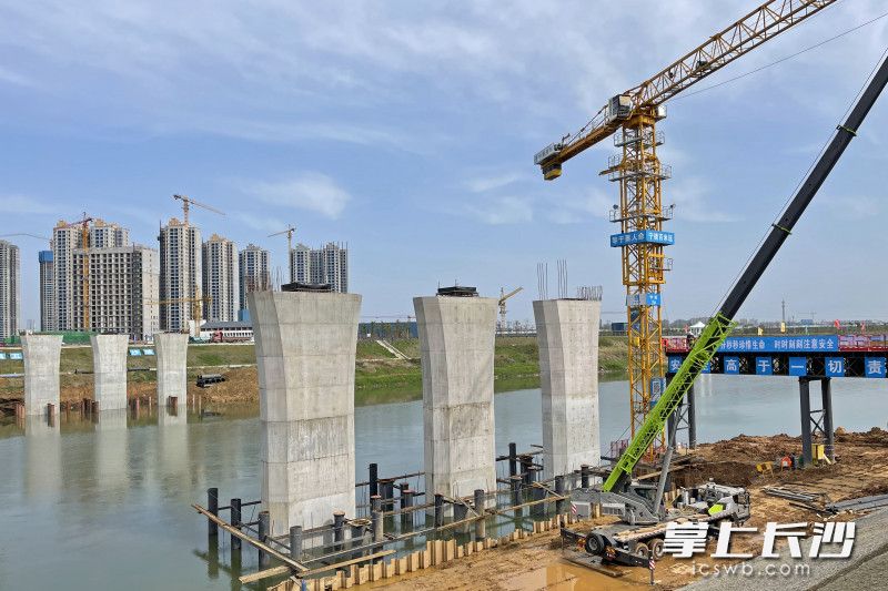 在浏阳河河面上，6个形似花瓶的桥墩高高耸立。长沙晚报全媒体记者 王志伟 通讯员 周艳 陈苹 摄影报道