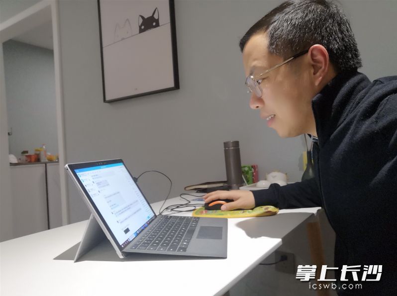毛建老师和班上同学在网上交流。均为长沙晚报通讯员 李如心 供图