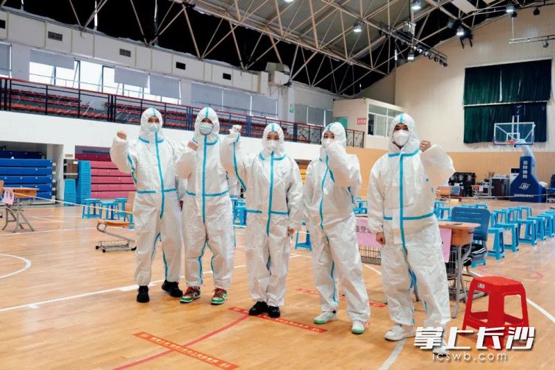 疫情特护期长郡中学体育课停课，体育老师转岗为志愿者“大白”。所有照片由学校提供。