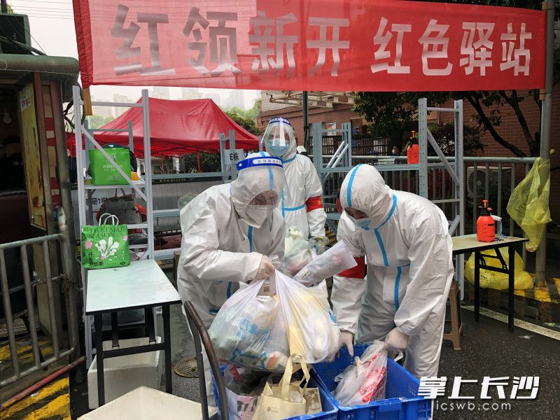 新开铺桥头社区新新家园红色驿站里，大白们在转运物资。长沙晚报全媒体记者 王斌 摄
