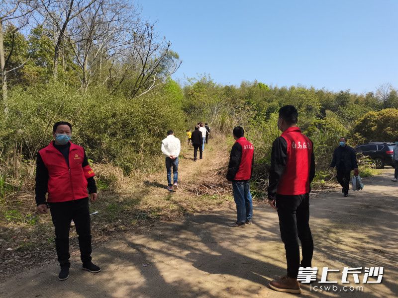 清明假期，长沙高新区白马街道各村（社区）组织辖区应急队伍和村民志愿者，持续对辖区山林墓地进行森林防火宣传、巡查、值守。长沙晚报通讯员 曾红雨 供图