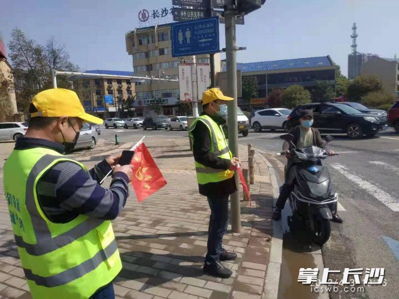 雷锋街道“两站两员”上路护平安。长沙晚报通讯员 曾红雨 供图