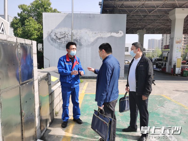 天心区应急管理局工作人员来到辖区加油站开展安全检查。长沙晚报通讯员 黄憬 供图