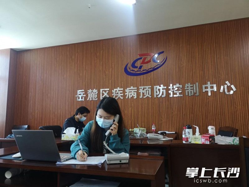 岳麓区应急局工作人员参与疫情防控志愿服务工作。长沙晚报通讯员 向玲娅 供图