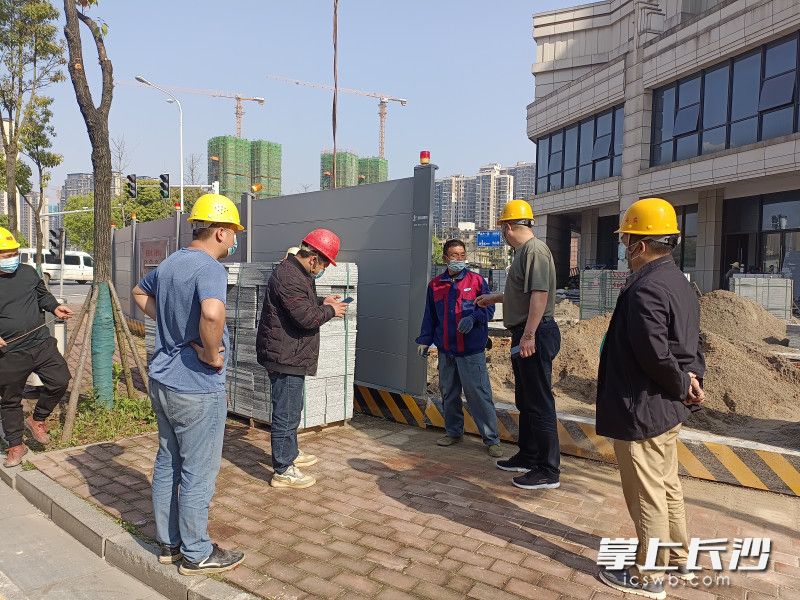在芙蓉区东岸街道，公共安全办工作人员现场要求工人做好个人防护措施，佩戴安全帽、口罩。长沙晚报通讯员 王艳磊 供图