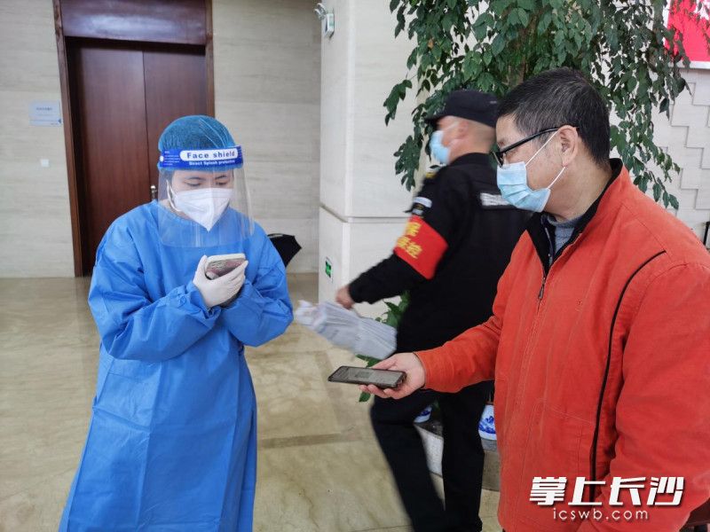 潘可欣（左）帮助群众扫码。长沙晚报通讯员 陈曼曼 供图