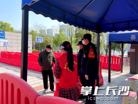 入园通道,志愿者和保安人员解释为何不能入园 入园通道,志愿者和保安人员解释为何不能入园