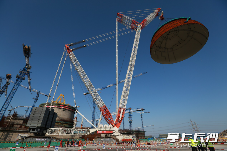 2018年，中联重科履带吊车助力华龙一号示范工程福清核电6号机组穹顶吊装。长沙晚报通讯员 刘成坤 供图