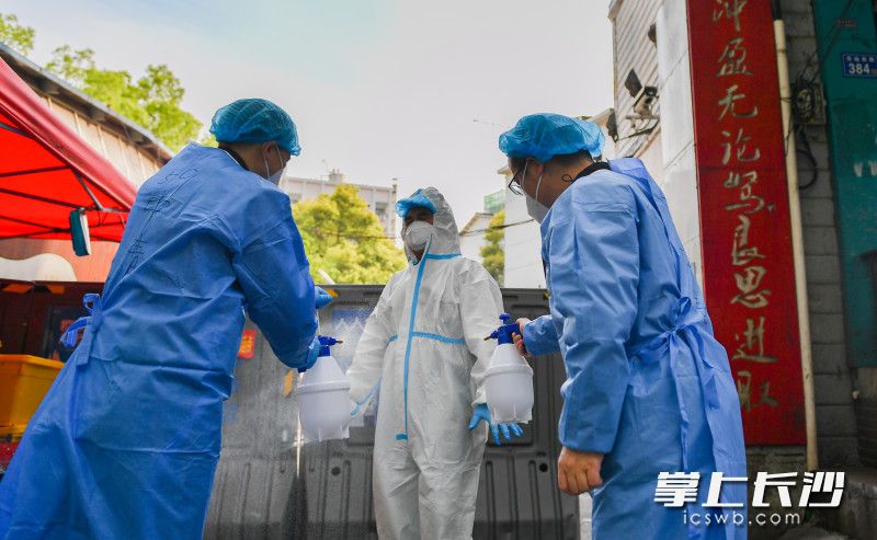 长沙市委党校第59期中青班两位学员负责枫树山社区进出口的人员消杀和物资输送等工作。