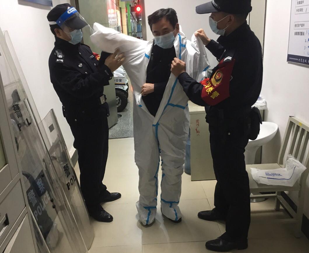 许顺祥在同事帮助下穿防护服，他平时会参与健康码异常乘客的紧急处置工作。   除署名外，其他图片均由长沙晚报通讯员 邵青 提供