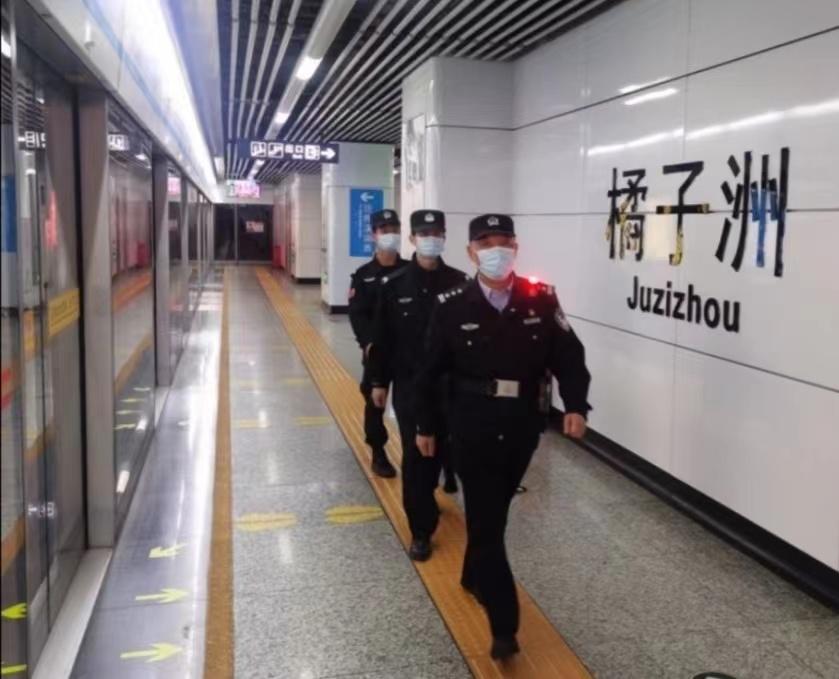 58岁的张贤平在地铁站内执勤巡逻。