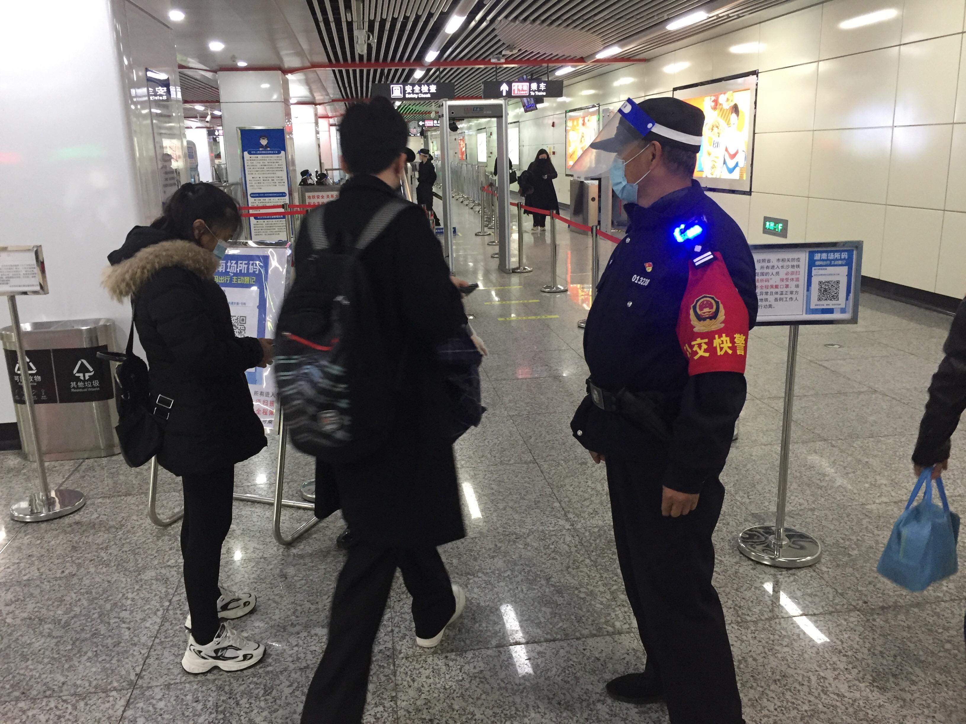 王自强正在提醒旅客扫场所码。
