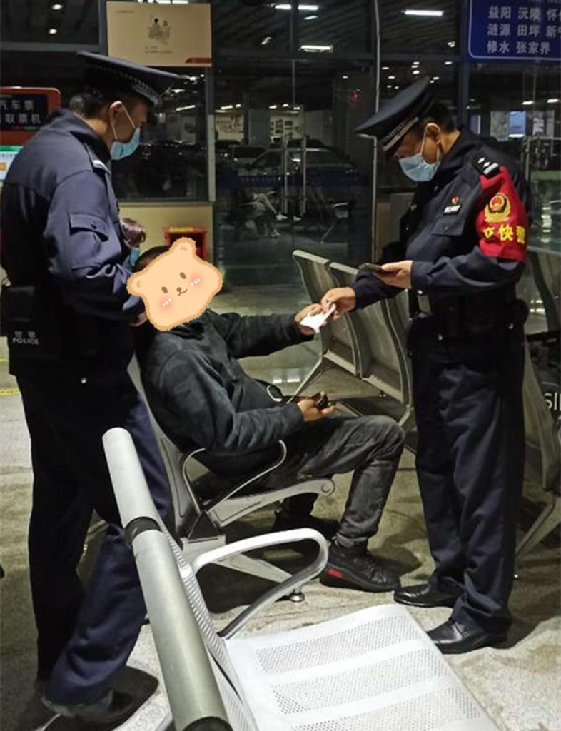 刘承念正在汽车站查看旅客信息。