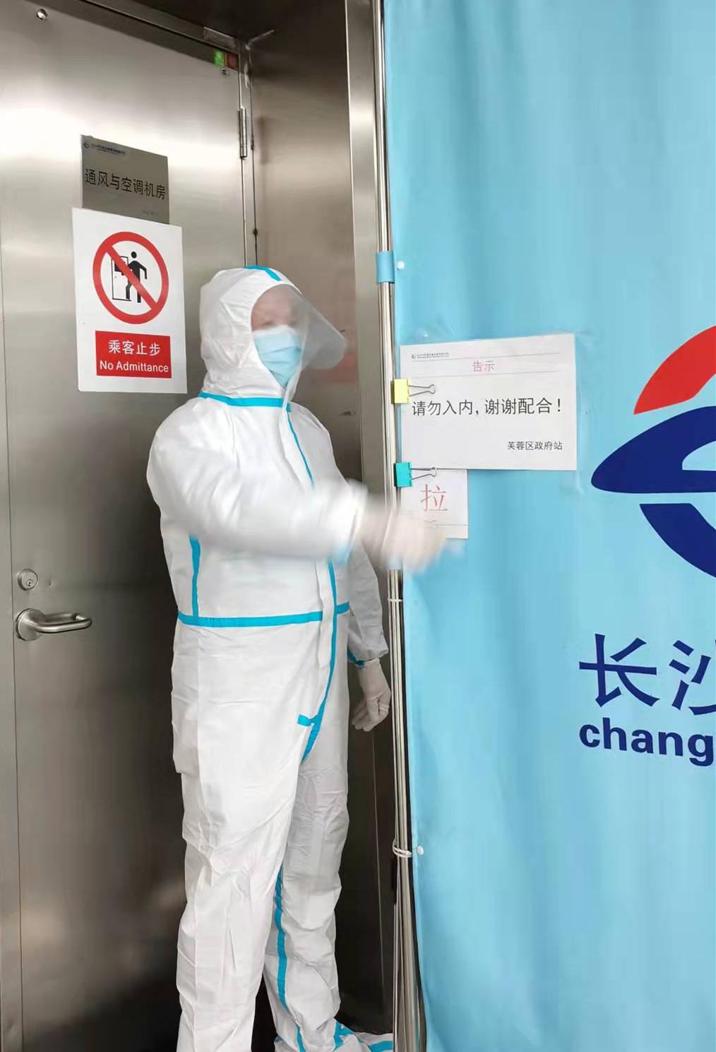 谢忠身穿防护服在工作。