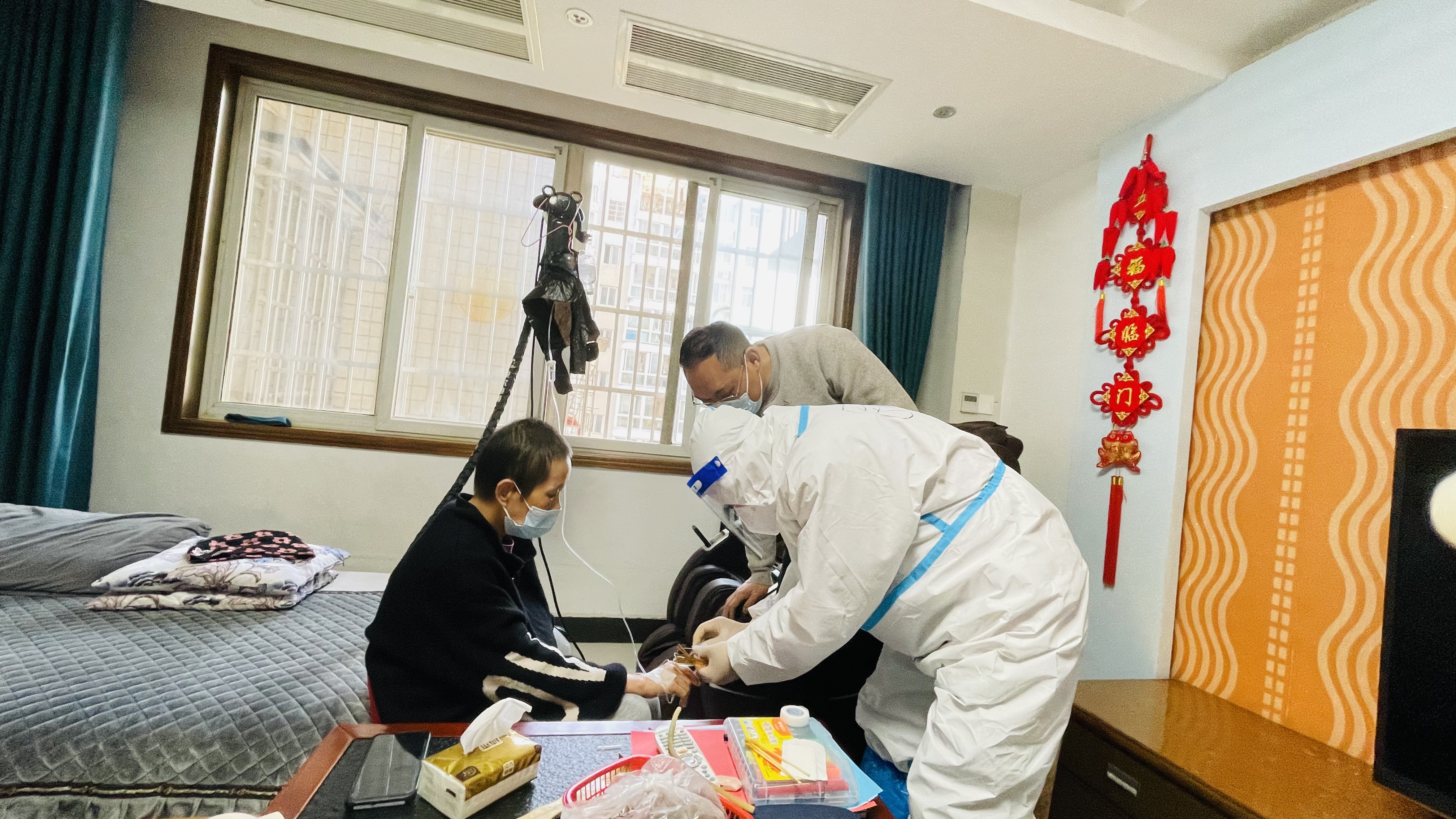 刘得保在为病人进行注射治疗。长沙晚报通讯员 胡英姿 供图