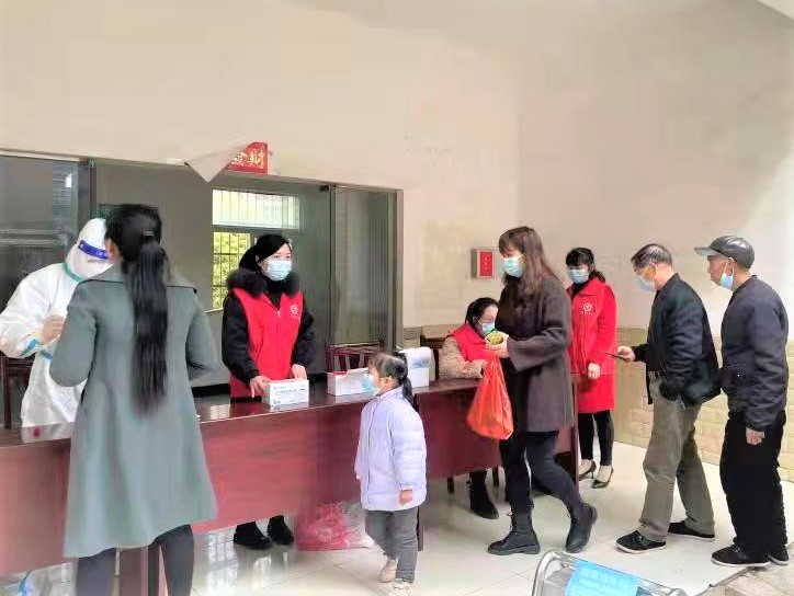 在宁乡市夏铎铺镇，高新社区居委会主任阙翠平正在组织群众进行核酸检测。长沙晚报全媒体记者 张禹 通讯员 喻冰玉 摄影报道